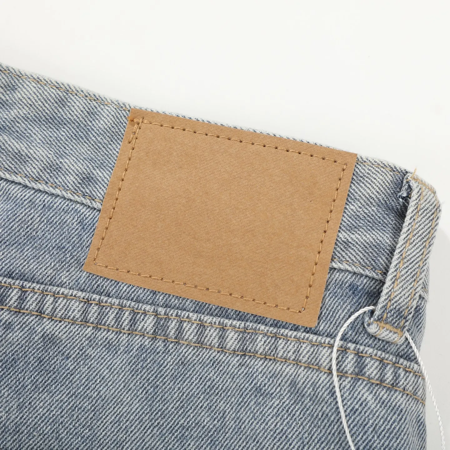 P280 Chrome Heart ｜Chrome Heart CH Heavy Industry Horsehair Spliced Flared Leather Jeans- 7*7 tannin 13.5 ammonia blue cow fabric, spliced with different colors of distressed denim, complete set of denim washing processes such as stone grinding, desizing, malaysian, hand rubbing, hanging grinding, fermentation washing, full spray, cat suede, etc. The genuine leather cross is made of natural horse hair and first-layer sheepskin. Because of the natural color of horse hair, different parts of the fur have different shades, and each pair is different, which is different from the imitation leather on the market. Each pair is the same; because the trousers are custom-made cross genuine leather trousers, they need to be disassembled many times, which is troublesome to sew and the shipment is very slow. Color: Spliced blue Size: 28 30 32 34 36